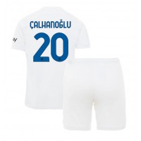 Inter Milan Hakan Calhanoglu #20 Replika babykläder Bortaställ Barn 2023-24 Kortärmad (+ korta byxor)